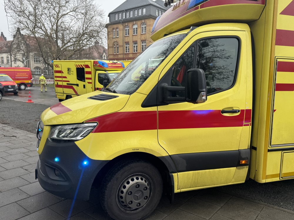 © Feuerwehr Dresden Mehrere Rettungsfahrzeuge stehen an der Einsatzstelle.