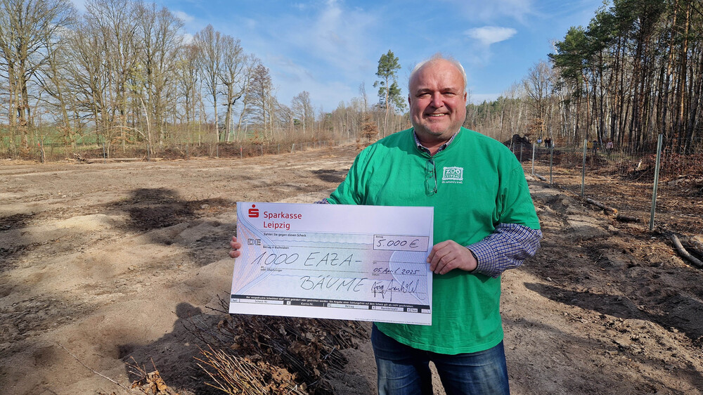09 Zoodirektor und neuer EAZA Schatzmeister Jörg Junhold mit dem  1000 Bäume Scheck. Foto: Zoo Leipzig