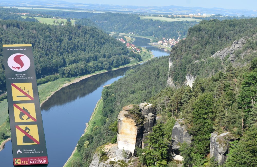 Ausreden wie „Das hab ich nicht gewusst“ zählen nicht mehr! Mit 150 dieser Schilder weist die Nationalpark- und Forstverwaltung Sächsische Schweiz von Sachsenforst auf das Verbot zum Rauchen, Feuern und Betreiben von Campingkochern hin.   Foto Hinweisschild: Hp.Mayr  Foto: MeiDresden.de/Mike Schiller