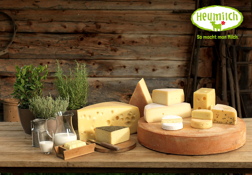 Heumilchkäse wie Bergkäse, Emmentaler, Tilsiter, Alp- und Rässkäse besitzt weniger als ein Gramm Milchzucker pro 100 Gramm Käseprodukt. Foto: DJD/ARGE Heumilch