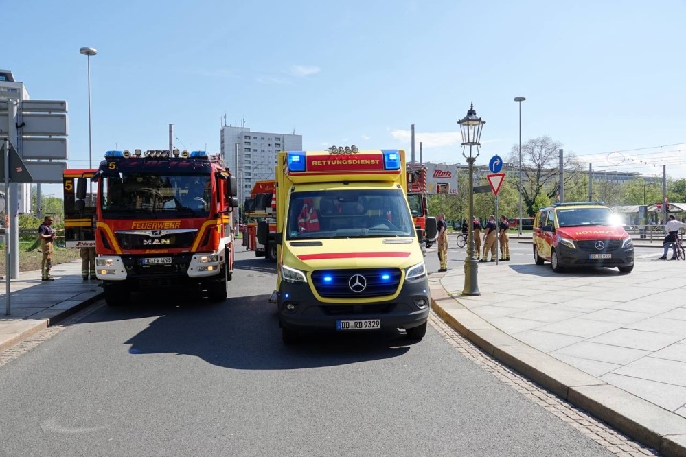 © Roland Halkasch Einsatzfahrzeuge stehen am Pirnaischen Platz