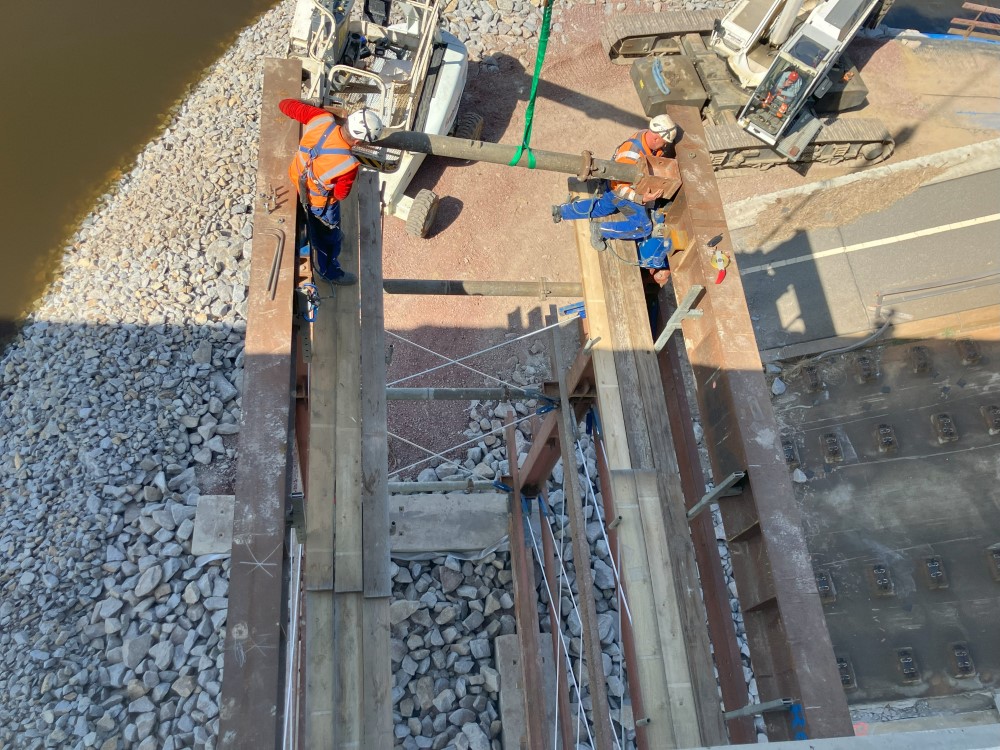  Montage der Hilfsstützen am Pfeiler D auf der Neustädter Seite    Foto: Landeshauptstadt Dresden, Straßen- und Tiefbauamt, Grit Ernst 