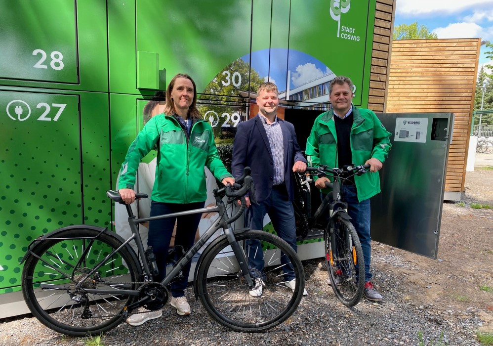 Neue Fahrradboxen am Bahnhof Neusörnewitz in Betrieb genommen durch Bürgermeisterin Friederike Trommer, VVO Projektleiter Jan Schubert sowie Oberbürgermeister Thomas Schubert     Foto: Stadtverwaltung Coswig
