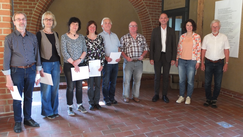 Landrat Ralf Hänsel (3. v. r.) mit einigen Naturschutzhelferinnen und -helfern sowie den beiden Kreisnaturschutzbeauftragten (rechts) bei der Berufung  Foto: Landratsamt Meißen, Kreisumweltamt