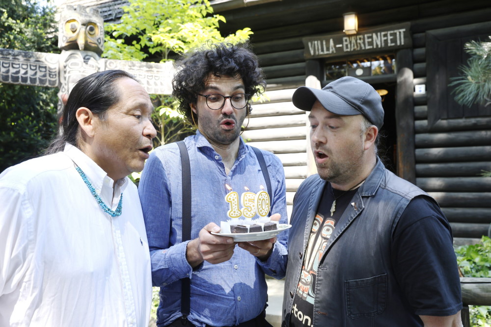 Kevn Manygoats, Björn Reinemer und Robin Leipold gratulieren mit Minitorte zum 150. Winnetou Geburtstag  Foto: © Sylvio Dittrich