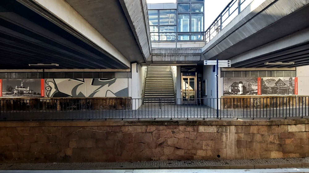 Auf der Seite zu den Bahnsteigen  wurden Radebeuler Motive in Szene gesetzt. Foto: MeiDresden.de