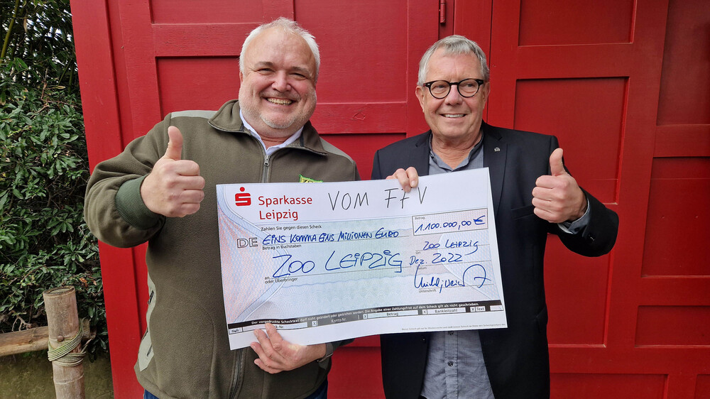 Freundes- und Förderverein als starker Partner - Vereinspräsident Michael Weichert und Zoodirektor Jörg Junhold bei Spendenübergabe © Zoo Leipzig