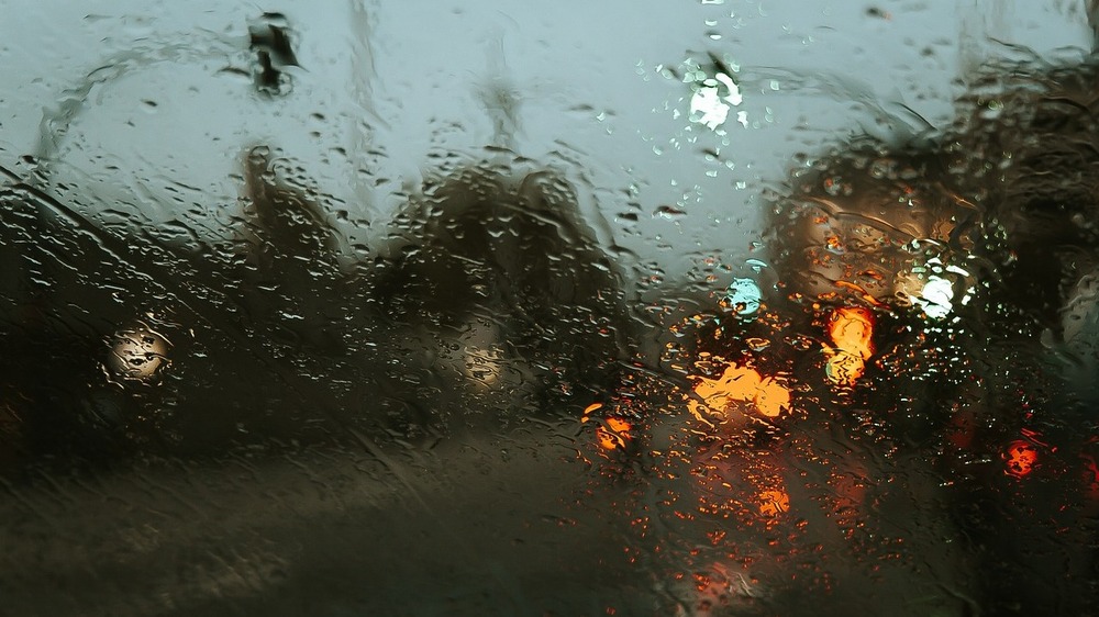 Auch bei schlechter Sicht durch Regen oder andere Verkehrsehinderungen sicher ankommen. Symbolfoto (Pixabay)