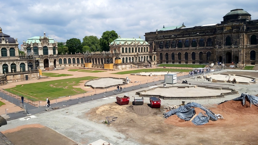 Noch gleicht der Zwingerhof einer Großbaustelle, die erste Hälfte ist aber fast fertiggestellt worden. Foto: MeiDresden.de