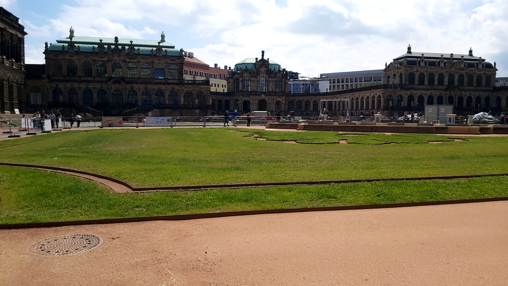 Die ersten fertiggestellten Grünflächen und Brunnen sind bereits zu erkennen. Foto: MeiDresden.de