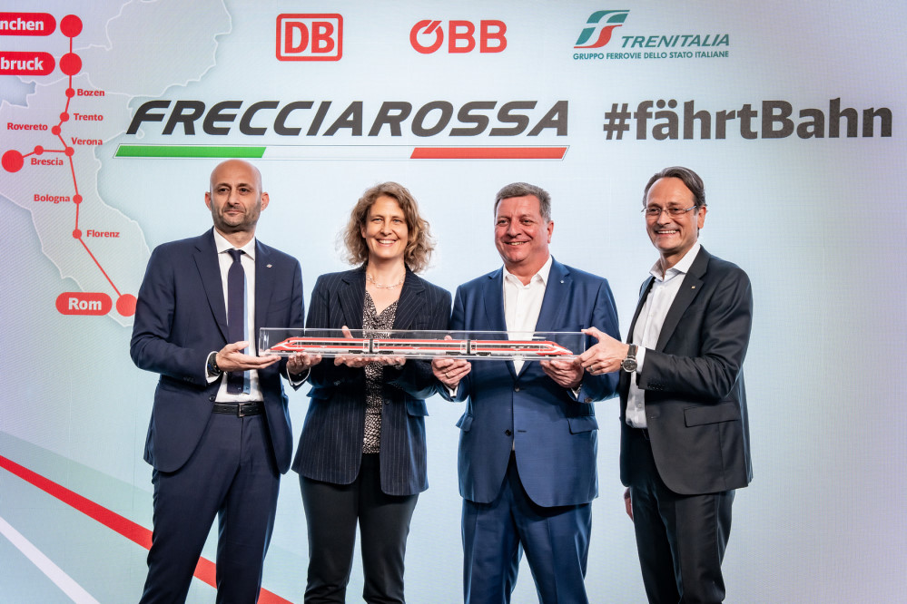 Im Bild (v.l.n.r.): Gianpiero Strisciuglio, CEO Trenitalia Dr. Sabine Stock, Vorständin Personenverkehr ÖBB Christian Bernreiter, Verkehrsminister Bayern Dr. Michael Peterson, Vorstand Personenfernverkehr DB AG    Foto: Deutsche Bahn AG / Tobias Holzer