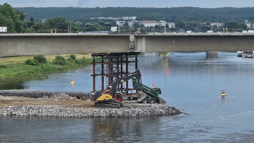 Carolabrücke: Brückenteil über der Elbe soll auf ein Fallbett abgesenkt werden. Foto: Steffen Natzschka