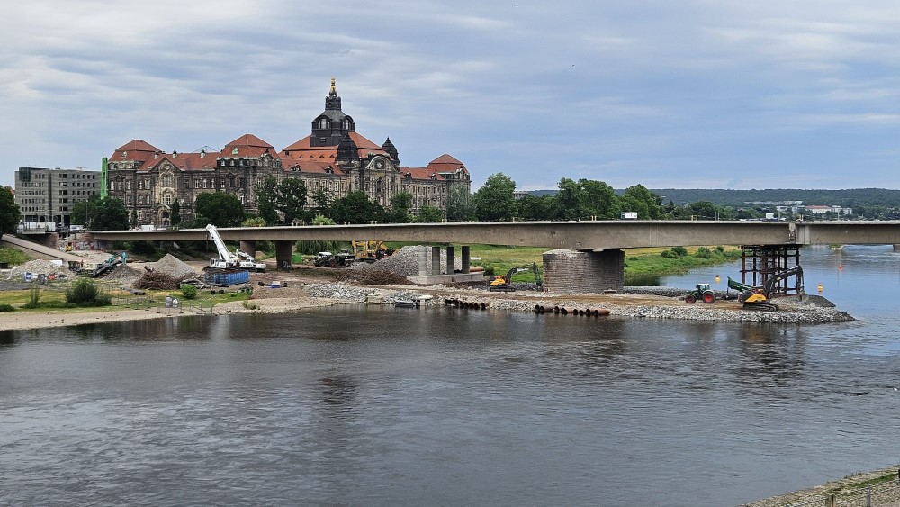 Carolabrücke: Brückenteil über der Elbe soll auf ein Fallbett abgesenkt werden. Foto: Steffen Natzschka