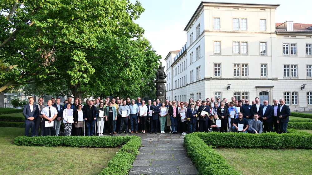 Landrat Michael Geisler und die Vertreter der Kreistagsfraktionen luden die ausgewählten Organisationen aus den Kategorien „Kunst/Kultur“, „Sport“ sowie „Soziales und Sonstiges“ zur feierlichen Übergabe ein.. Foto: Landratsamt Pirna