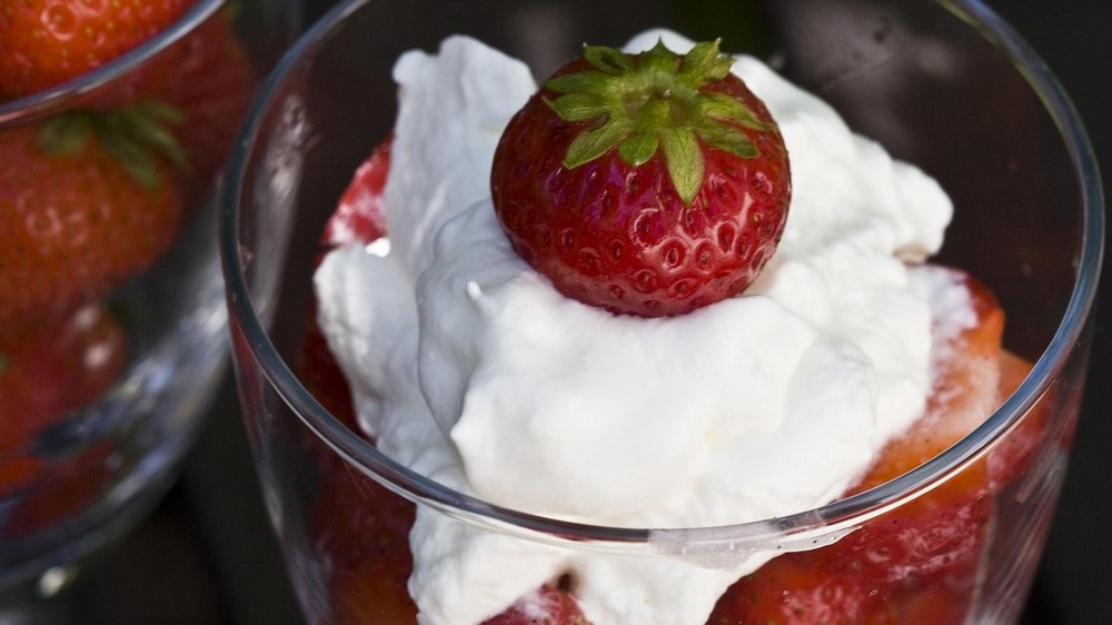 Für alle  Leckermäulchen testete die Stiftung Warentest auch die Schlagsahne.zu den Erdbeeren. Symbolfoto (Pixanay)