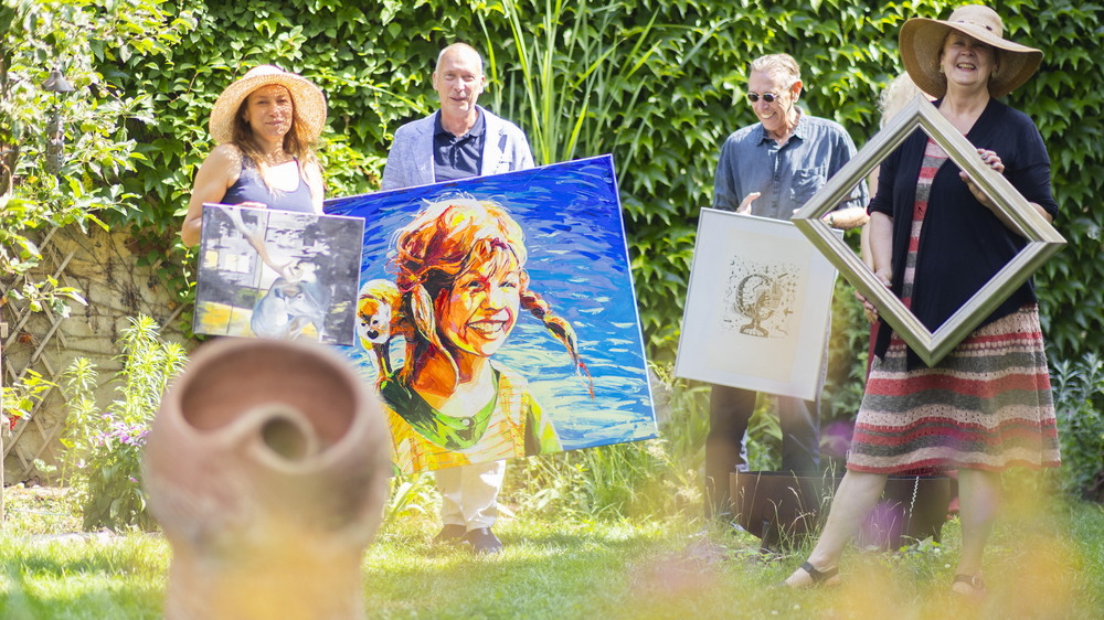 Magdalena Piper und Alexander Lange von der Stadtgalerie Radebeul im Garten von Dr. Tatjana Frey, Ralf Eisenschmidt in der Hellerstraße 22. Foto: Sylvio Dittrich | Stadtverwaltung Radebeul