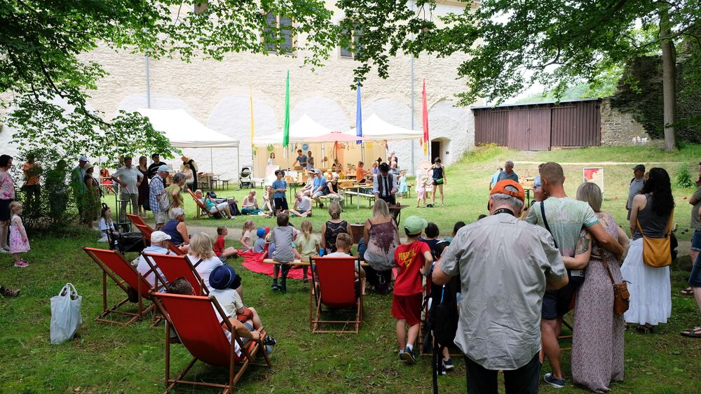 Im Schatten der Baumriesen begeistert die Show genauso wie die zahlreichen Spiele auf der Kinderwiese. © Juliane Schikade