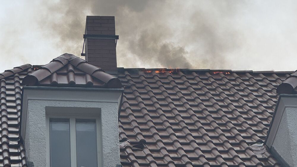 © Feuerwehr Dresden Flammen und Rauch sind nach dem Blitzeinschlag deutlich zu erkennen.