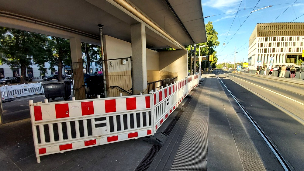Der Zugang zu den ehemaligen unterirdischen Toiletten soll komplett verschlossen werden. Foto: MeiDresden.de