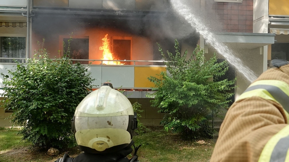 © Roland Halkasch Feuerwehrleute beim Außenangriff mit Hohlstrahlrohr