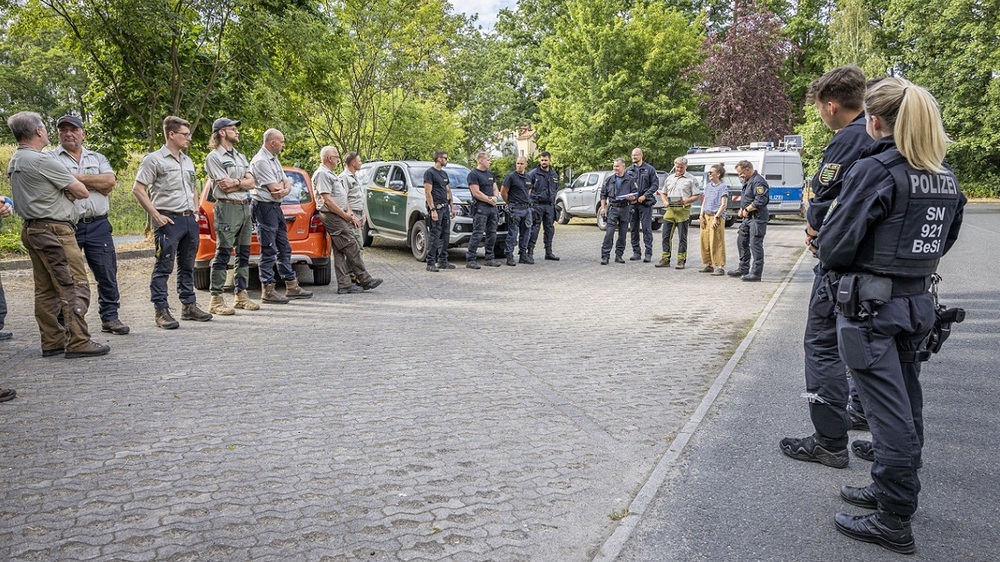 Zur Besprechung des gemeinsamen Einsatzes zur Kontrolle der Einhaltung des Feuerverbots in den Wäldern der Nationalparkregion Sächsische Schweiz kamen 11 Rangerinnen und Ranger der Nationalpark- und Forstverwaltung von Sachsenforst, 20 Polizisten der sächsischen Polizei und vier Beamte der tschechischen Polizei zusammen.  Foto: Marko Förster