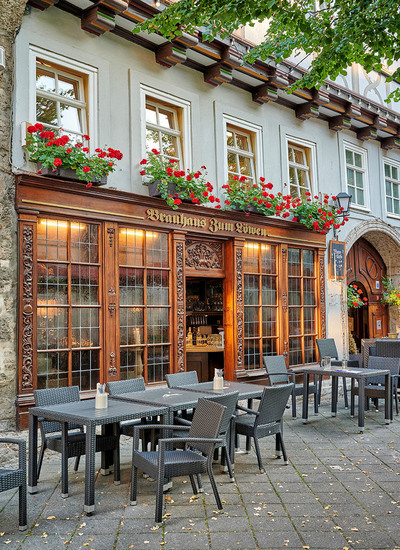 Im Hotel Brauhaus zum Löwen in der Altstadt von Mühlhausen lässt es sich stilvoll übernachten und regional schlemmen. Foto: DJD/Welterberegion Wartburg Hainich/Florian Trykowski