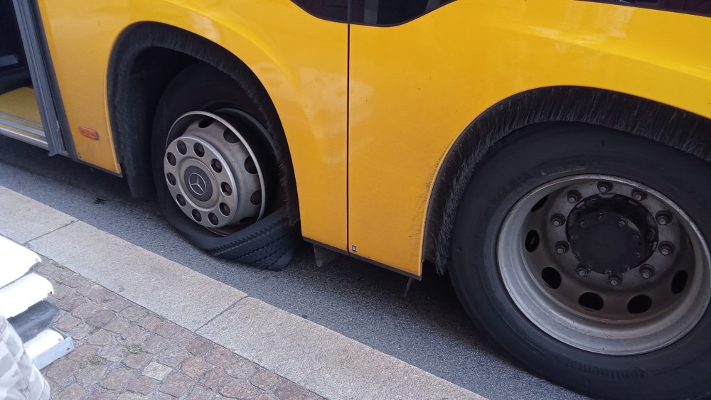 Reifenplatzer vor dem Körnerplatz  Foto: privat