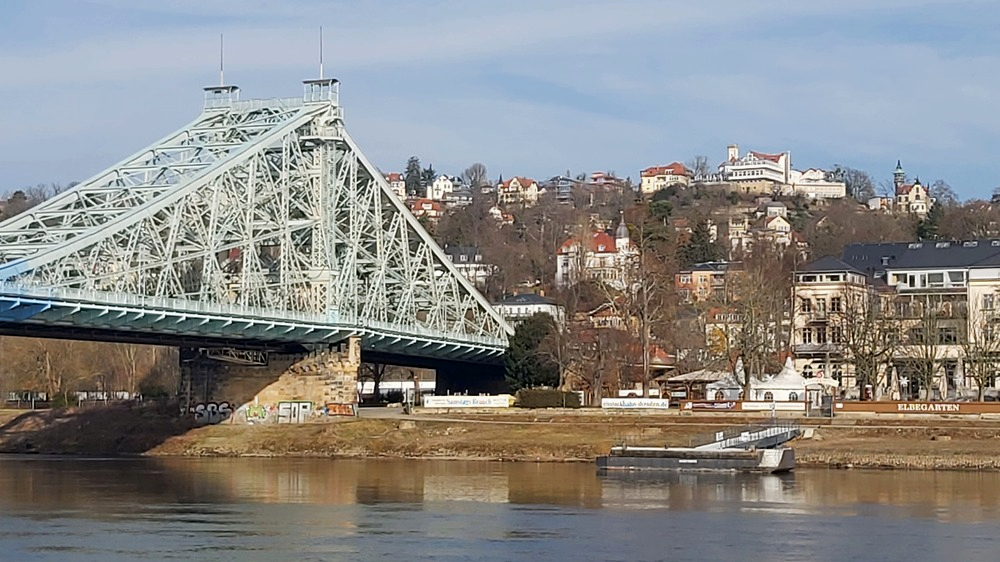 Die Sanierung des Blauen Wunders geht weiter. Die Loschwitzer Bauwerkshälfte wird nun für fast fünf Jahre in unterschiedlichen Abschnitten zur Baustelle. Foto: MeiDresden.de