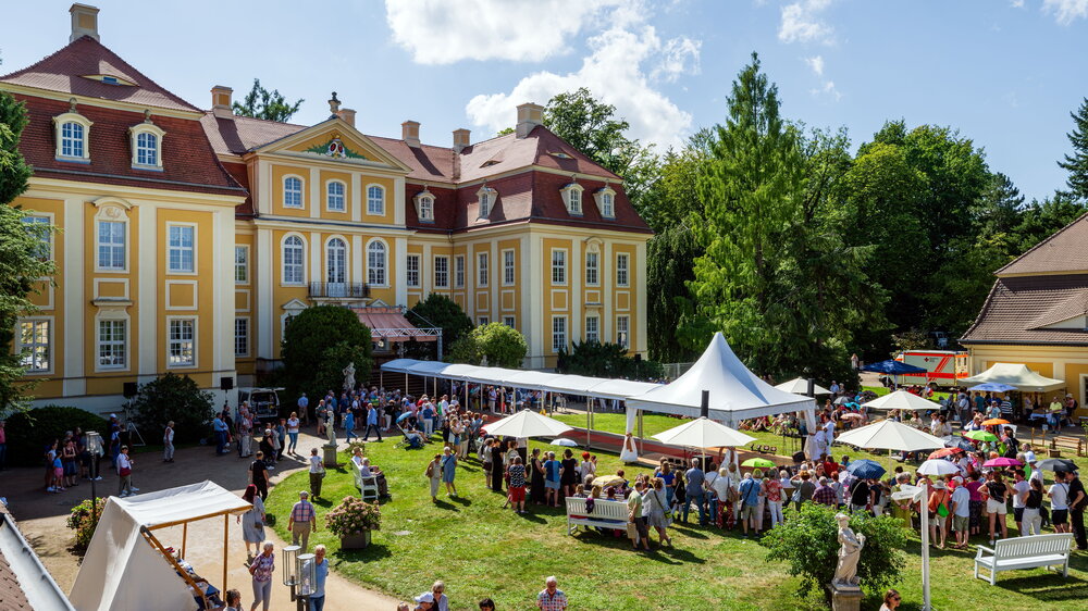 Ehrenhof und Schloss mit Laufsteg  © Steffen Unger
