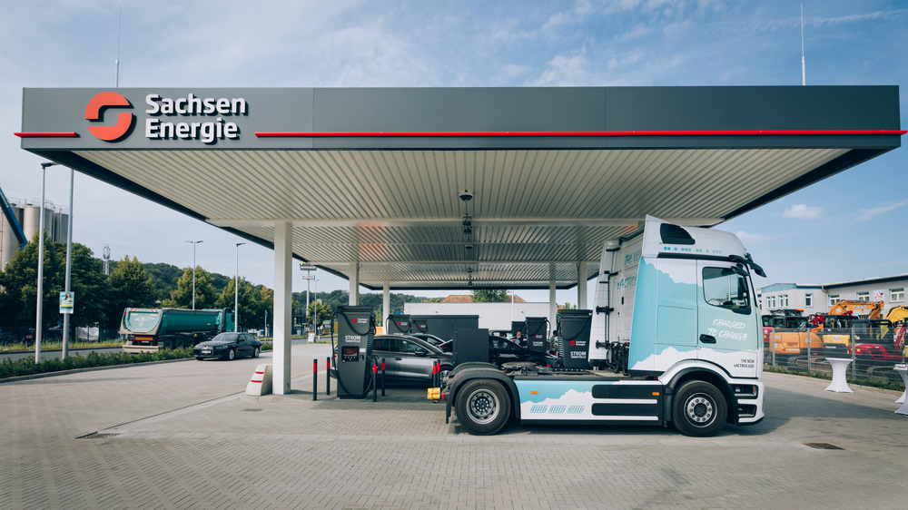 E Mit einer Leistung von bis zu 400 Kilowatt können auch LKWs ohne große Wartezeit laden. . Foto:ẞachsenEnergie