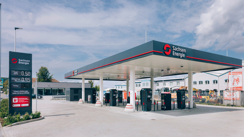Der neue Ladepark für Elektrofahrzeuge in Pirna Foto: SachsenEnergie  