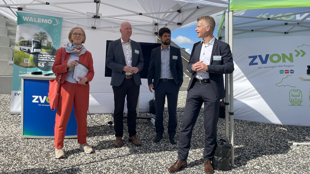 WALEMObase am Bärwalder See: Staatsministerin Kraushaar besucht automatisierten Kleinbus. Foto:ZVON