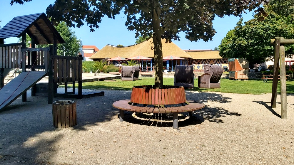 Ein großzügig angelegter Spielplatz lädt zum toben ein, gleich daneben kann man sich am Zoorestaurant "Sambesi" stärken. Foto: MeiDresden.de/ Frank Loose
