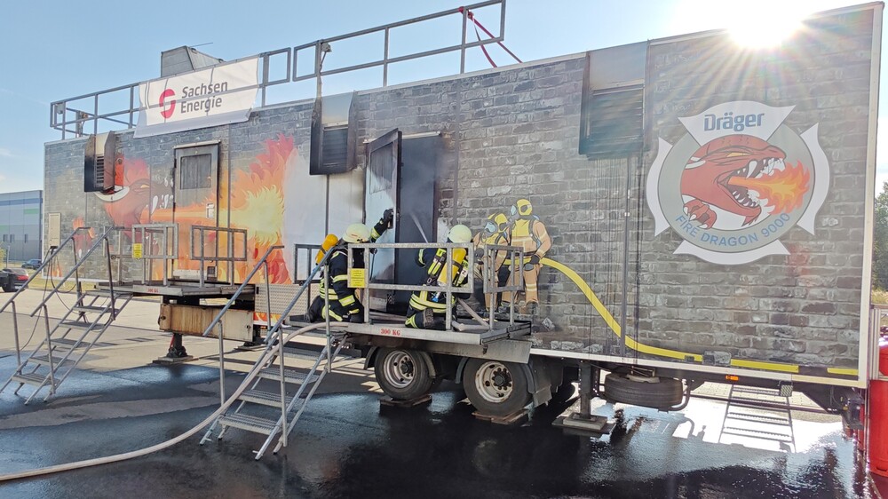 Training am Brandübungscontainer am Kreiszentrum für Brand- und Katastrophenschutz in Glaubitz  Foto: Landratsamt Meißen