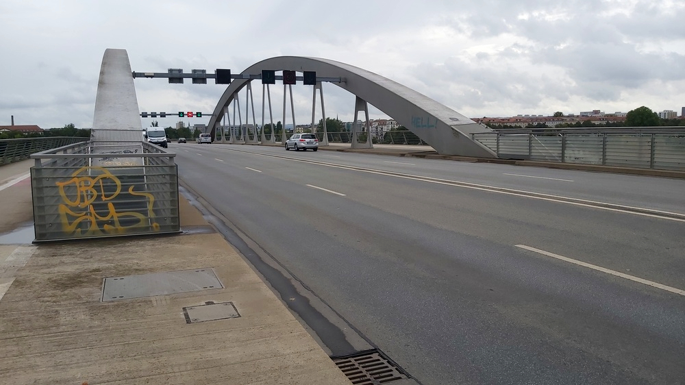 Rise und kleinere Schäden an der Dresdner Waldschlösschenbrücke festgestellt. Foto: MeiDresden.de