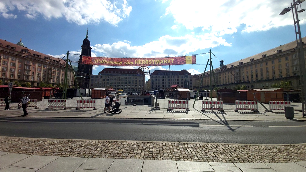 Dresdner Herbstmarkt lädt zum bummeln, schlemmen und feiern ein. Zahlreiche regionale Händler bieten ihre Waren zum Kauf an. Foto: MeiDresden.de