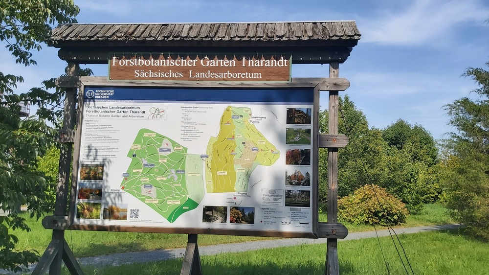 Am Eingang in Hartha befindet sich eine Informationstafel über den Forstgarten. Foto: MeiDresden.de