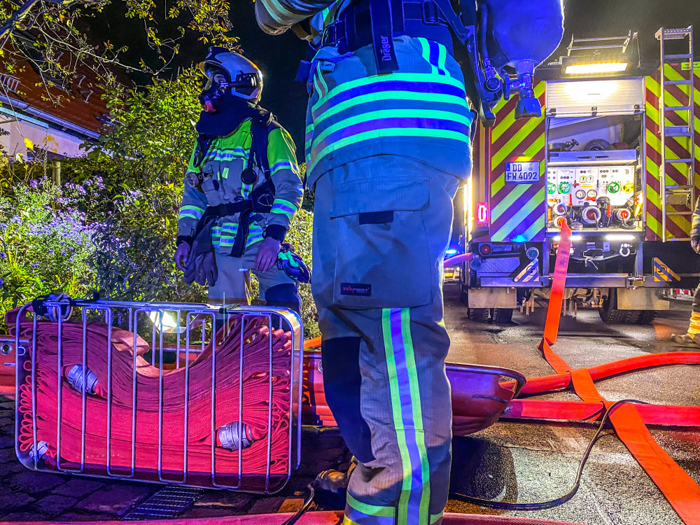   © Feuerwehr Dresden    Symbolbild: Einsatzkräfte stehen des Nachts an einer Einsatzstelle.
