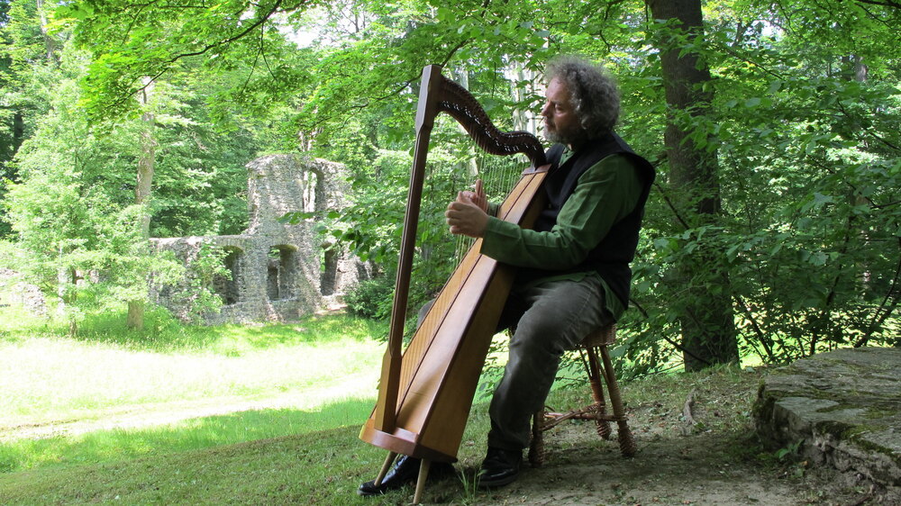 Harfenspiel unter uralten Baumriesen im Klosterpark Altzella © Juliane Schikade