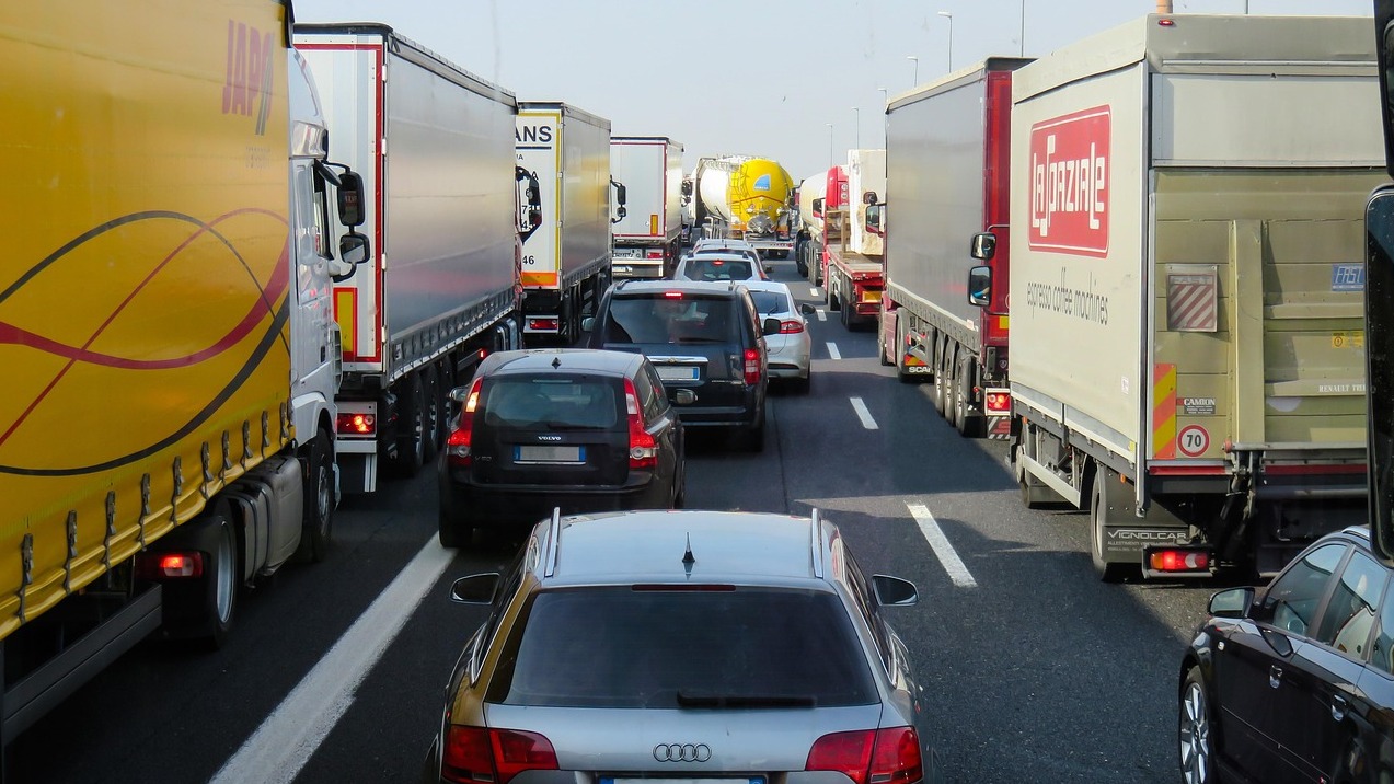 Zum langen Wochenende  beginnen auch die Herbstferien in Sachsen, wodurch es auf Autobahnen durchaus zu Staus kommen kann. Foto G. C. (Pixabay)