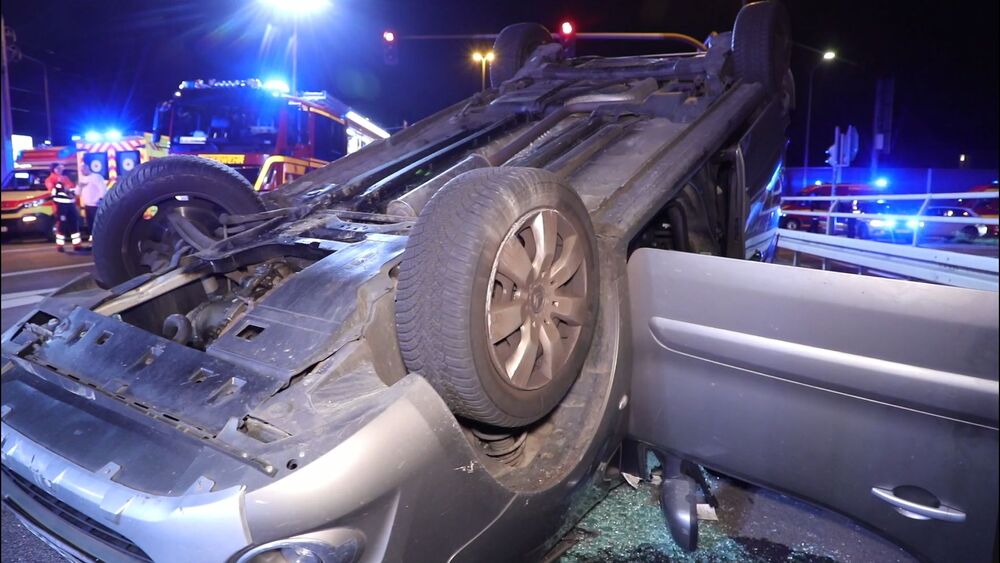 Der Fahrer des PKW Citroen musste mit hydraulischen Rettungsgeräten aus dem Fahrzeug befreit werden © Roland Halkasch