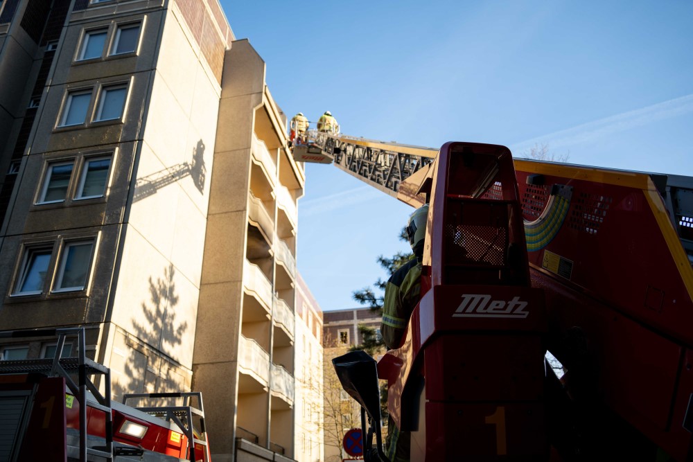 © Feuerwehr Dresden Symbolbild: Eine Drehleiter kommt zum Einsatz.