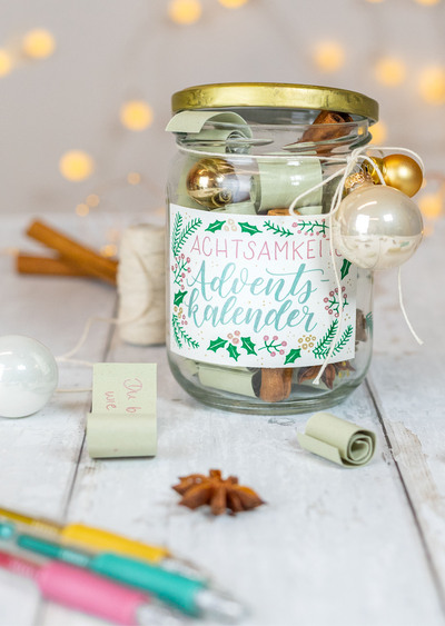 24 handgeschriebene Botschaften laden in der Adventszeit zum Innehalten ein. Foto: DJD/Pilot Pen