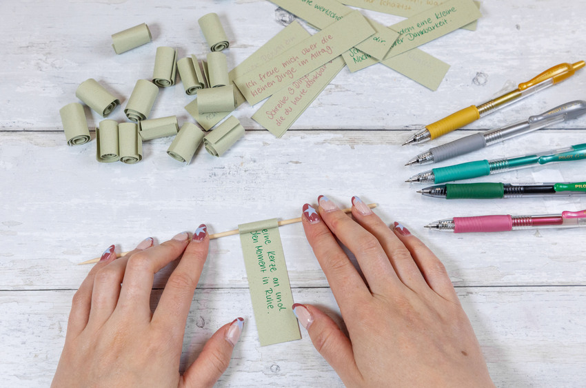 Auf jedem der 24 Zettelchen wird ein Achtsamkeits- oder Dankbarkeitssatz notiert. Anschließend Zettelchen rollen. Foto: DJD/Pilot Pen