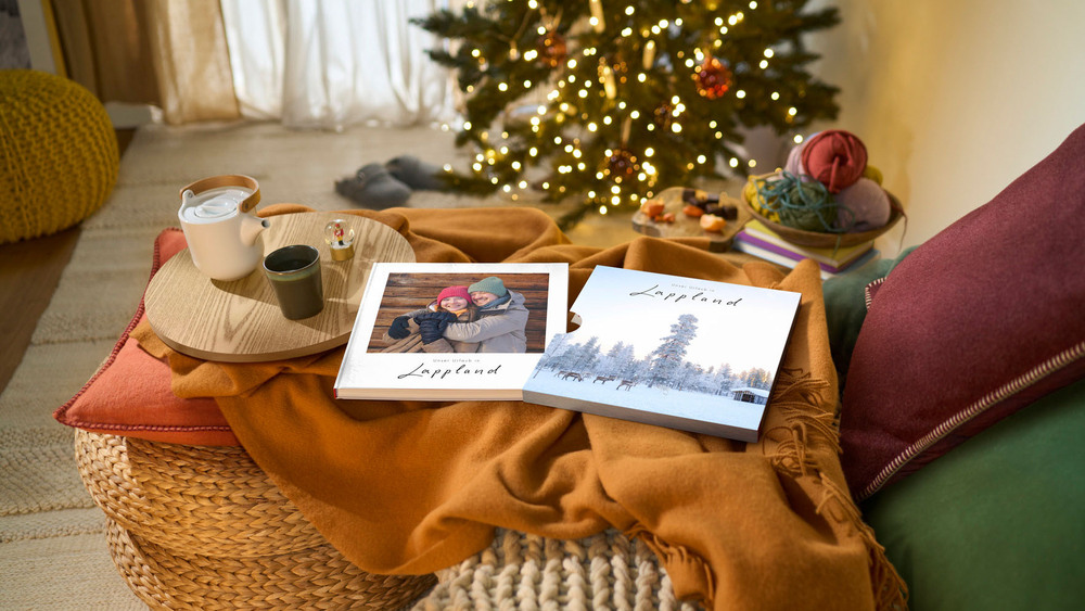 Persönliche Geschenke wie ein Fotobuch sorgen für Glücksmomente unter dem Weihnachtsbaum. Foto: DJD/CEWE