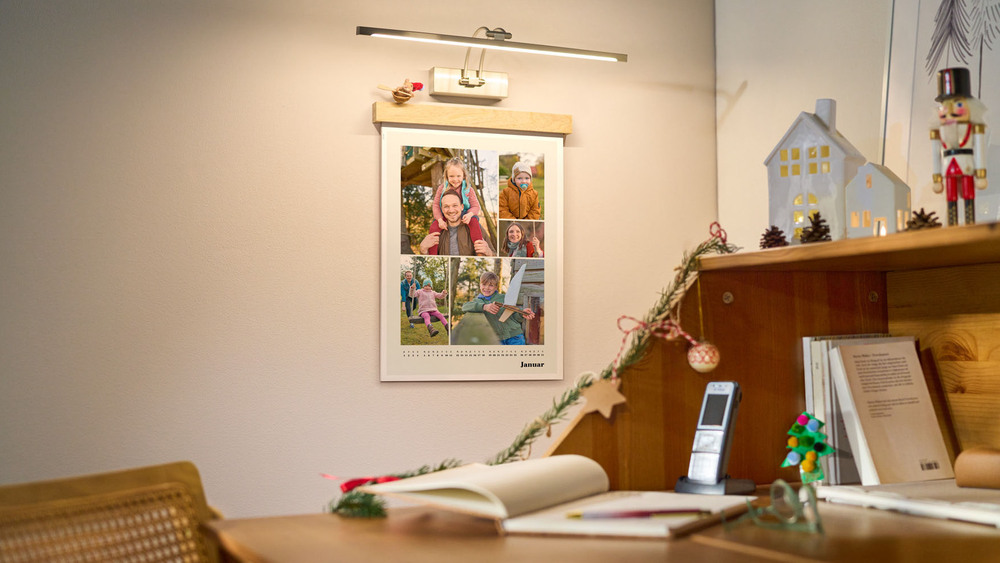 it einer Holzleiste wirkt der Wandkalender als Präsent doppelt wertvoll. Foto: DJD/CEWE