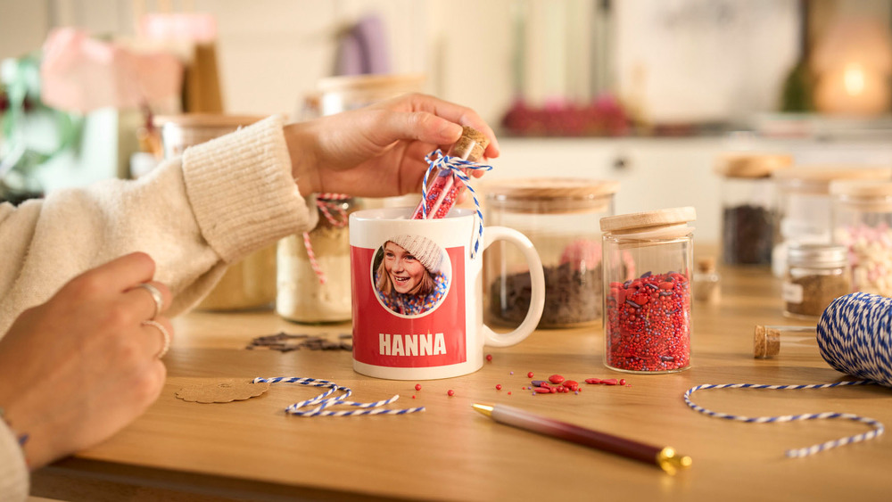 ie neue Lieblingstasse lässt sich individuell mit kleinen Aufmerksamkeiten befüllen. Foto: DJD/CEWE