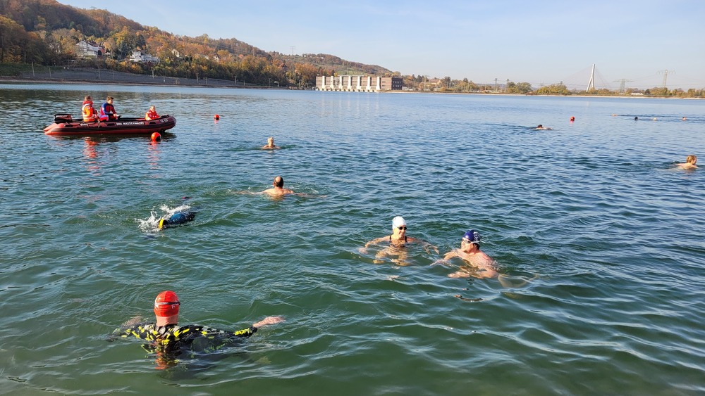 Herbstschwimmen im Stauseebad Cossebaude. Foto: Dresdner Bäder GmbH