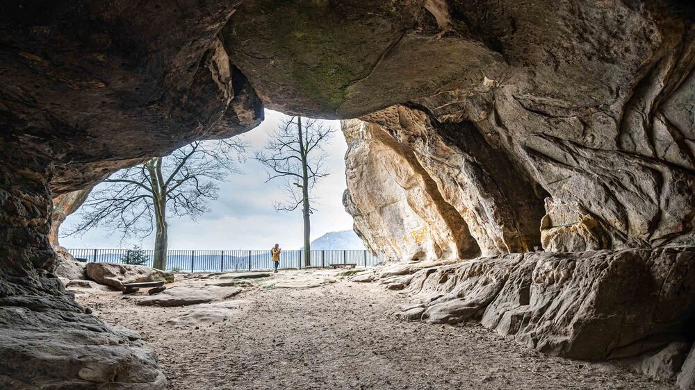 er imposante "Kuhstall" ist mit einer Höhe von elf Metern und einer Breite von 17 Metern das größte Felsentor der Sächsischen Schweiz. Er ist das Highlight einer knapp zweistündigen Tour auf dem Malerweg. Foto: TVSSW/Martin Göhring