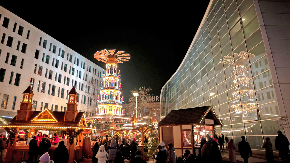 Tradition und Moderne auf dem Chemnitzer Weihnachtsmarkt: Im Mittelpunkt die etwa 20 Meter hohe, begehbare Weihnachtspyramide mit ihren sechs Ebenen, auf den oberen drei Etagen stellen 24 Figuren den Alltag im Erzgebirge dar. Foto: DJD/Tourismusverband Chemnitz Zwickau Region/Hannes Kurth